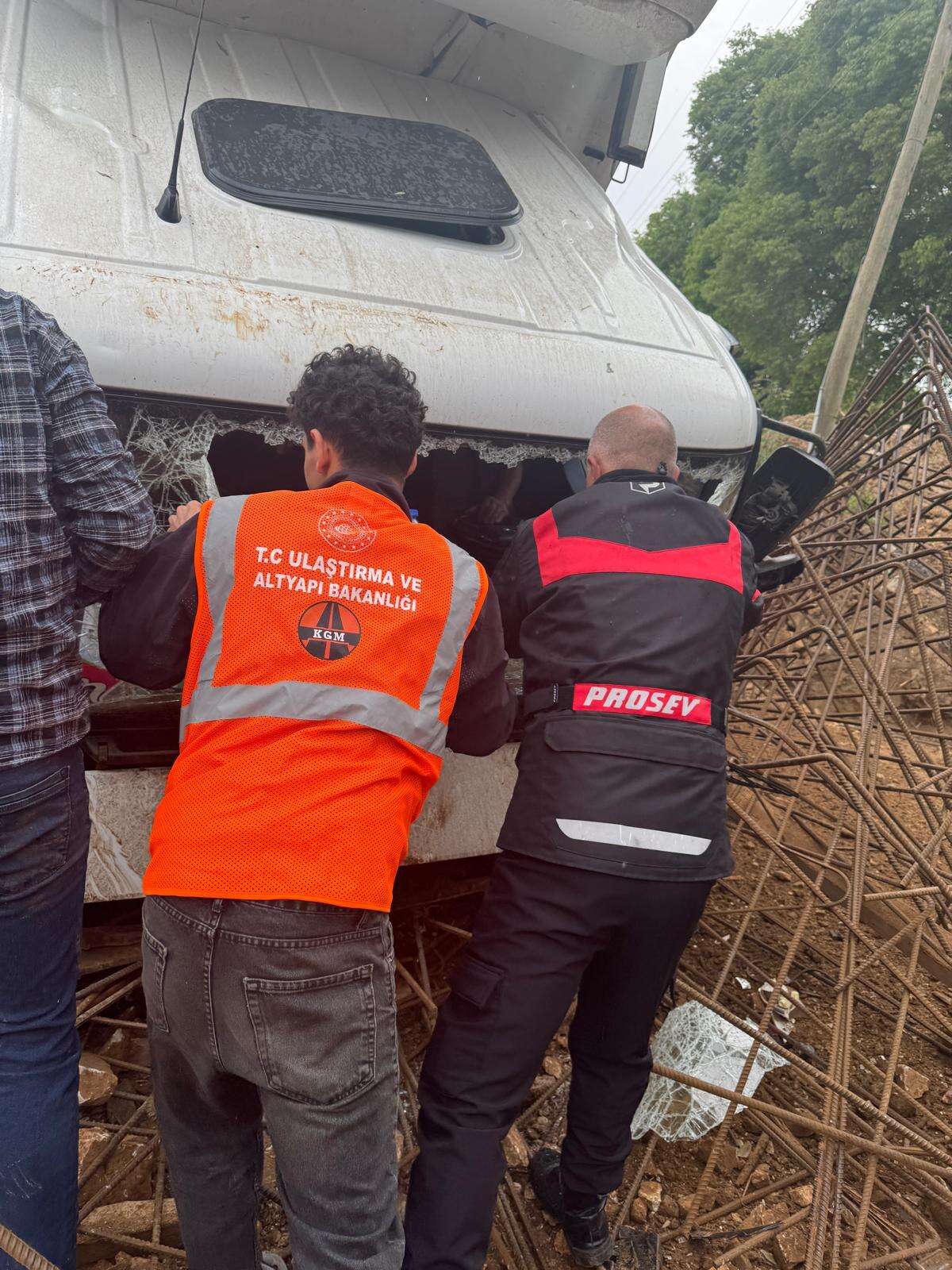 Menteşe'de Korkutan Kaza, TIR Sürücüsü Ölümden Döndü 6